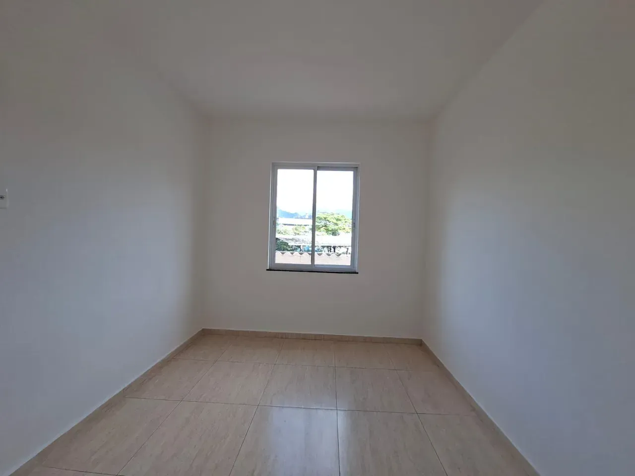 Casa com 2 quartos e garagem, banheiro com box