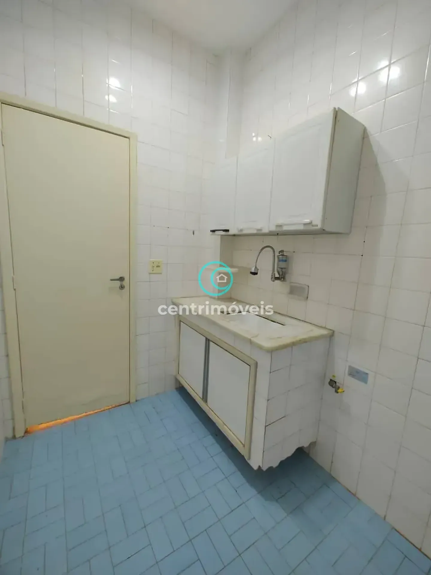 Wood or laminate floors in a one-bedroom apartment, 52 m² — photo 3