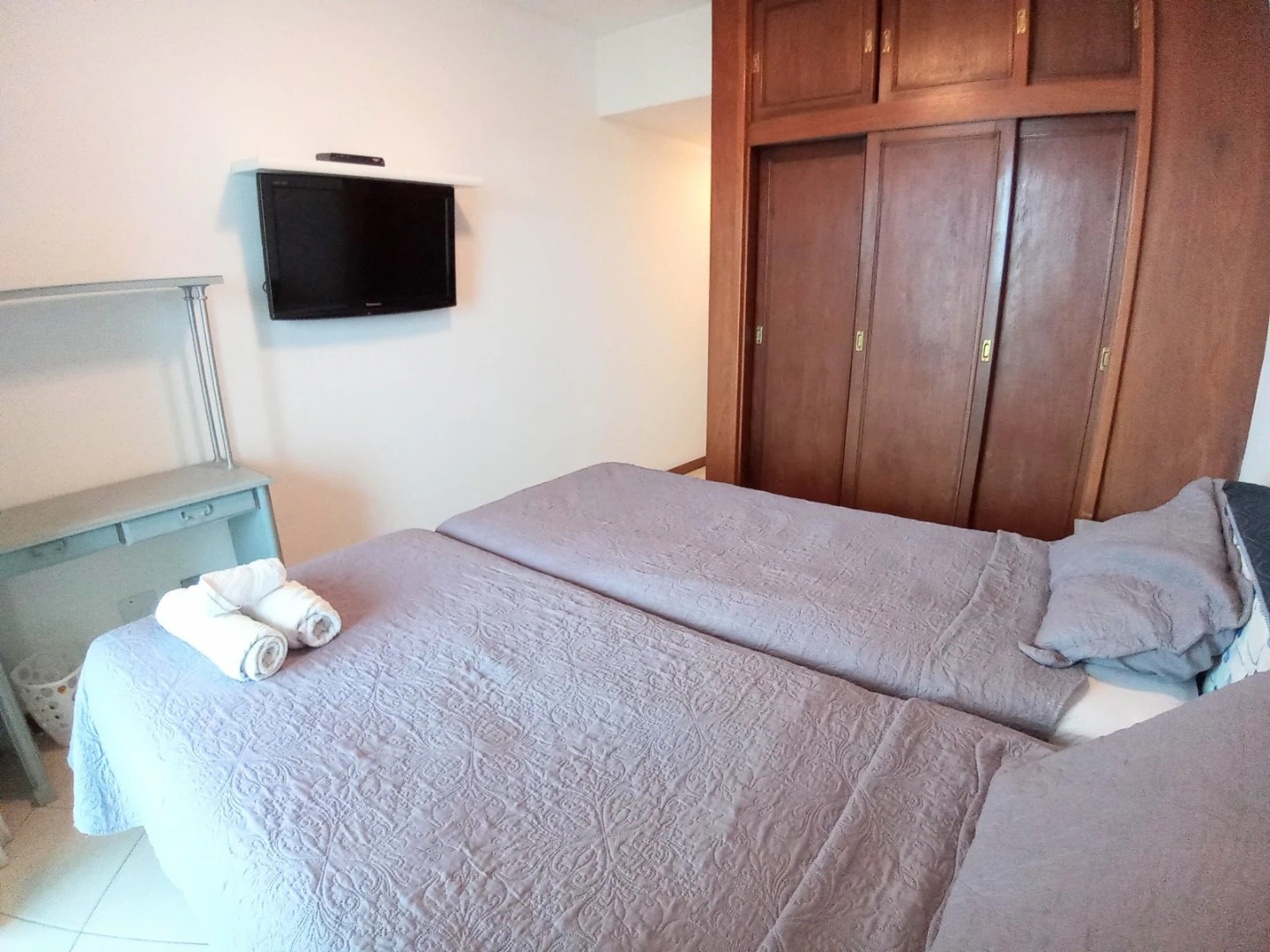 Furnished 2-bedroom apartment with 2 en-suites and balcony — photo 5