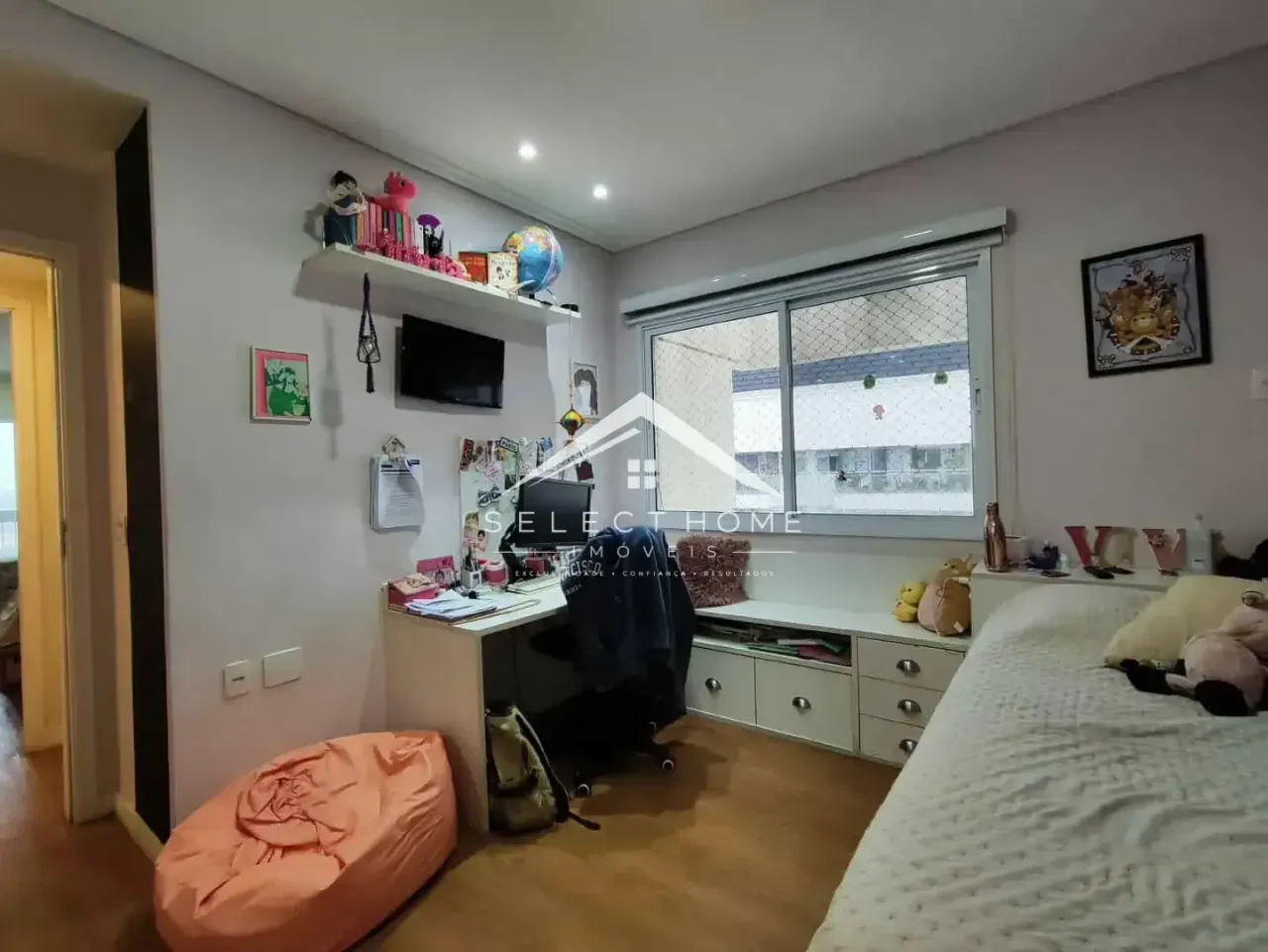 Floor-to-ceiling windows in a 4-bedroom apartment, 150 m² — photo 11