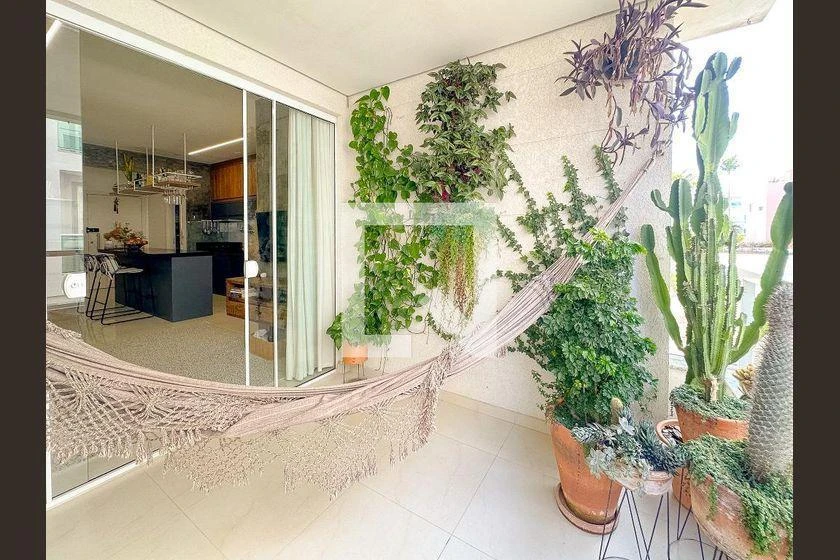 Balcony with a grill in a 2-bedroom apartment, 92 m² — photo 30