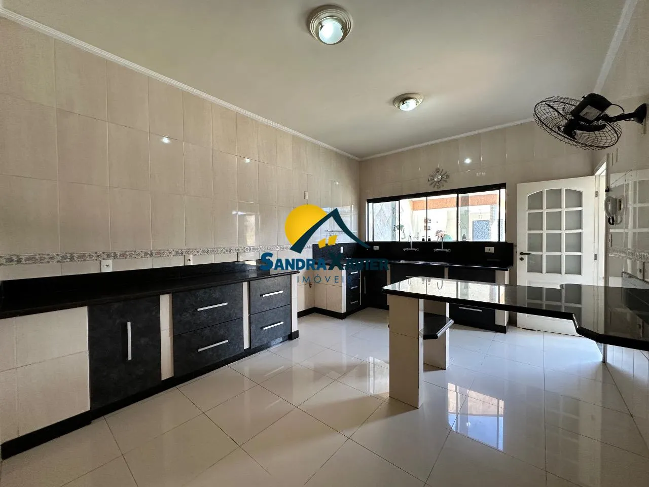 Casa com 4 quartos e 5 banheiros, varanda com churrasqueira — photo 6