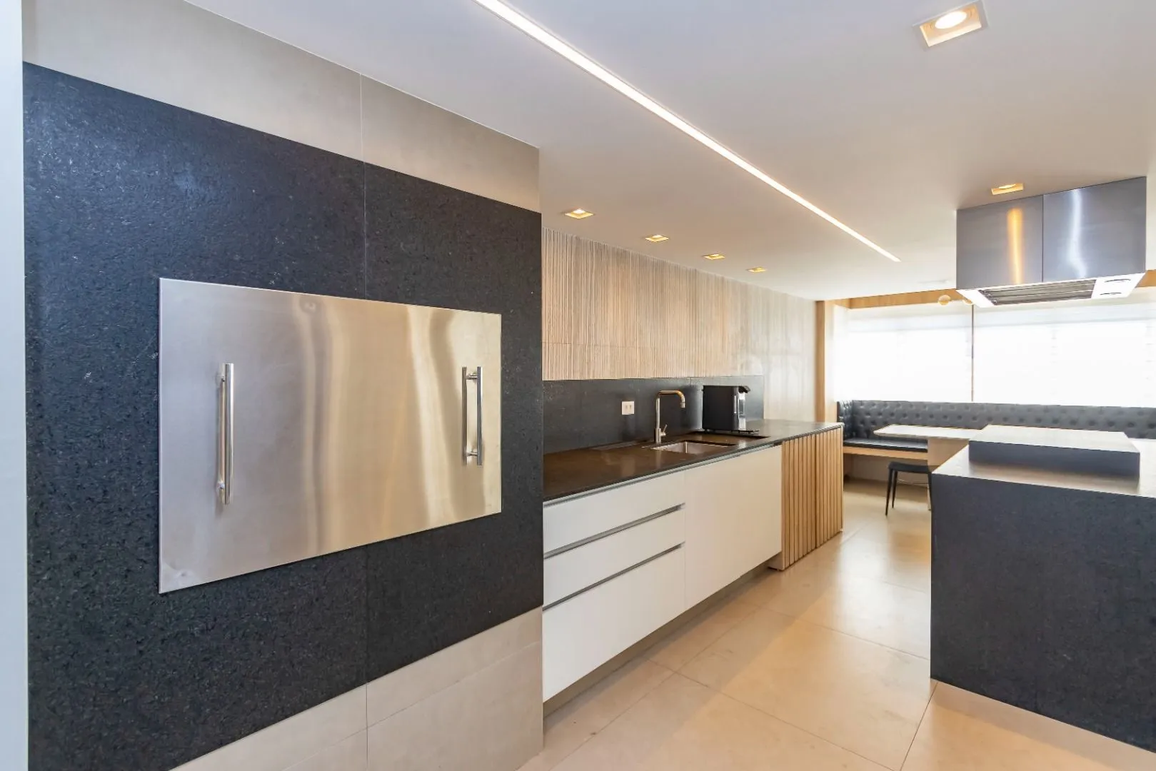 119 m² apartment with floor-to-ceiling windows and a bathtub — photo 40