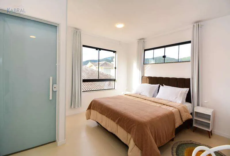 25 m² studio apartment with open-plan compact kitchen