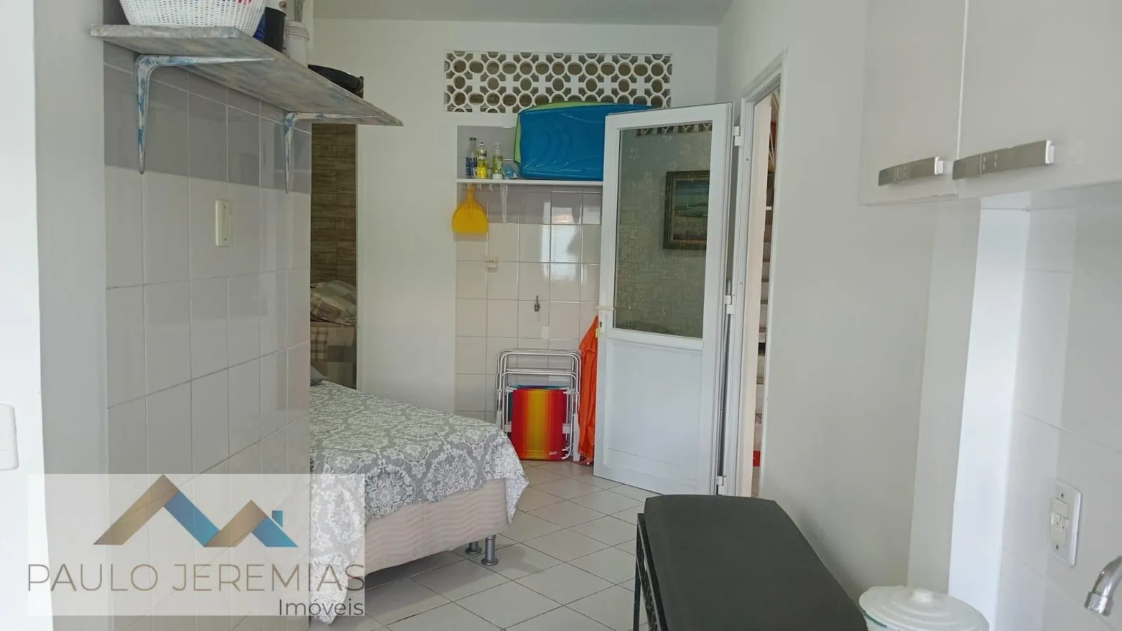 Furnished 2-bedroom apartment with a gas cooktop