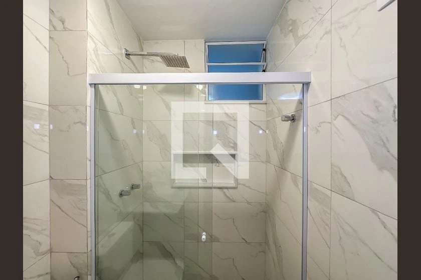 Apartamento de 2 quartos com piso de madeira ou laminado — photo 22