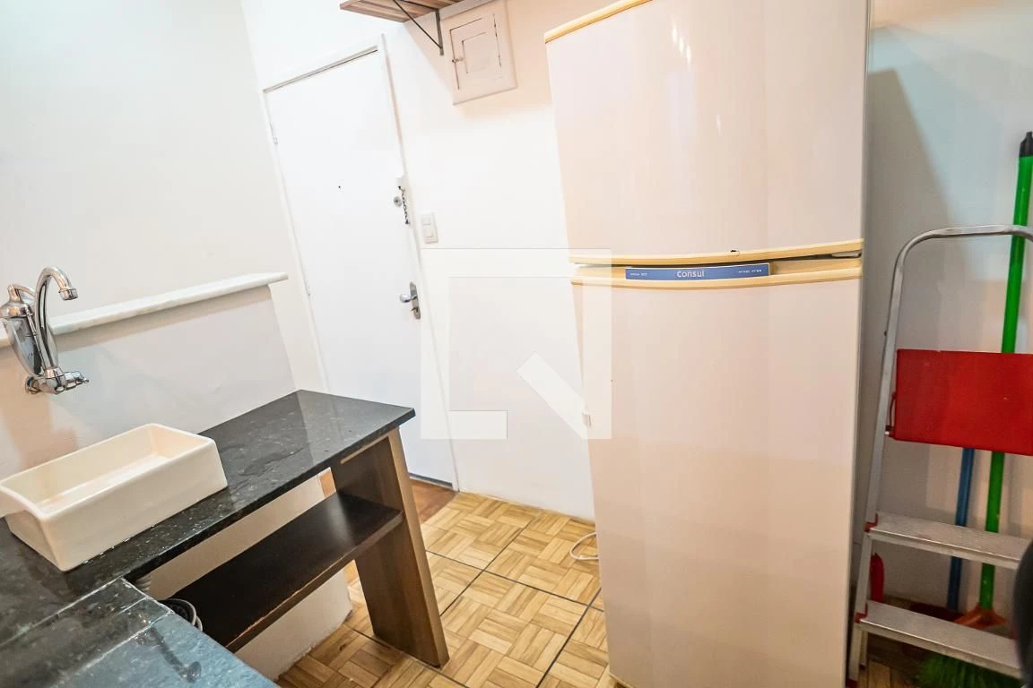 One-bedroom apartment with wood or laminate floors — photo 23
