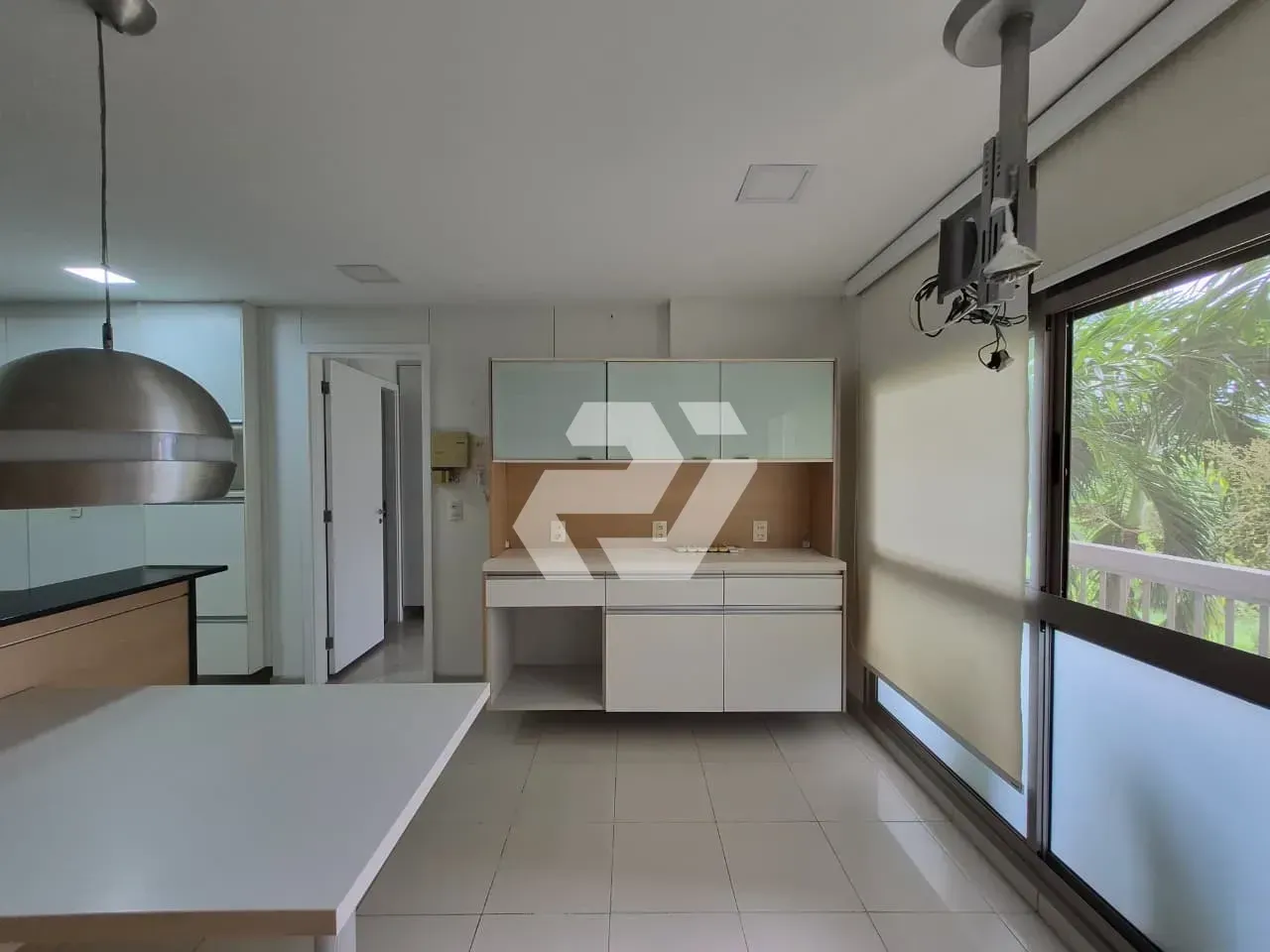 4-bedroom apartment with an enclosed glass balcony — photo 45