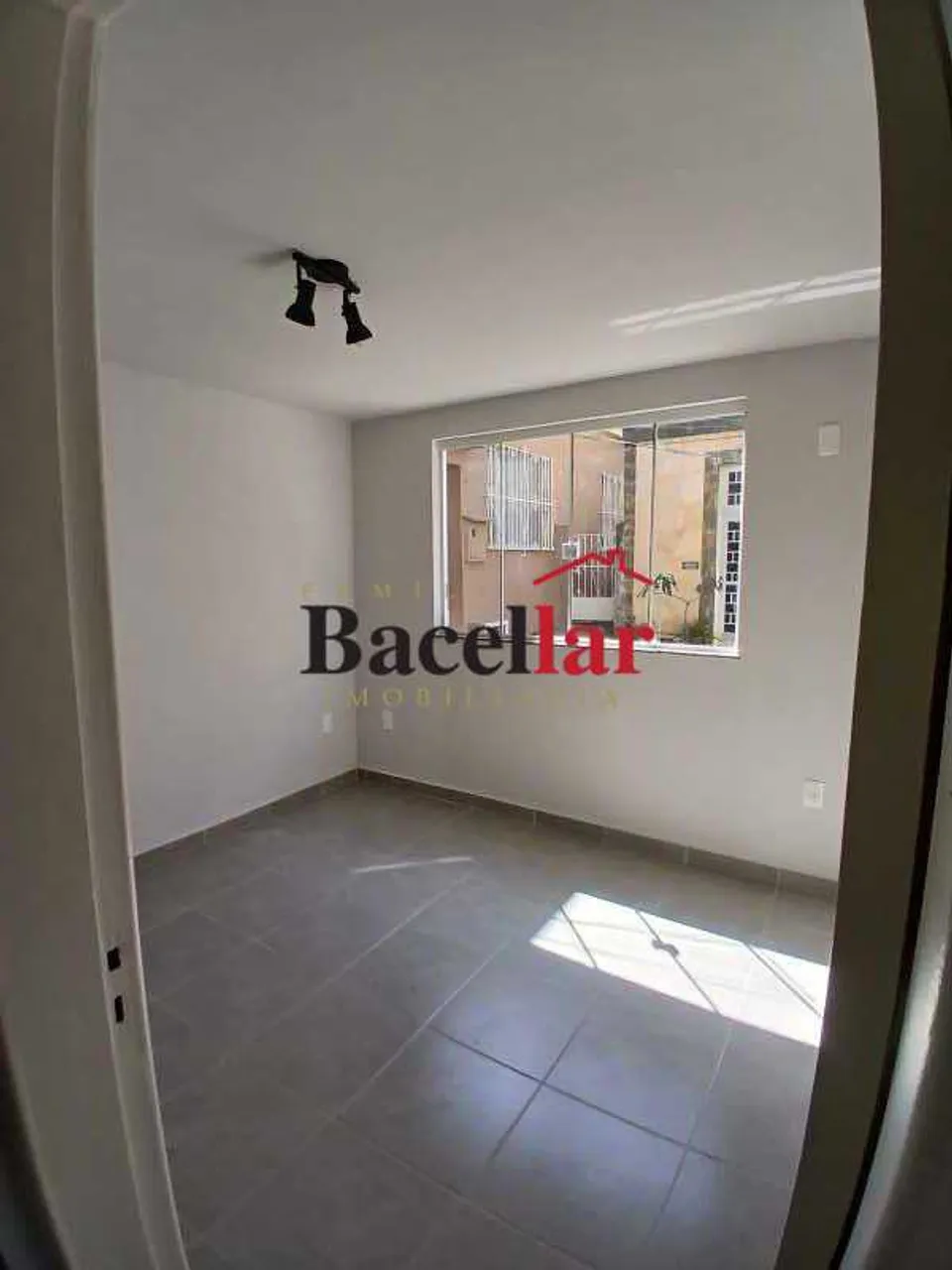Rental apartment with 2 bedrooms and glass shower enclosure — photo 5