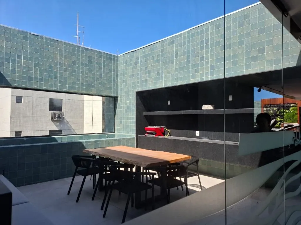 Furnished 2-bedroom apartment with suite and balcony — photo 18