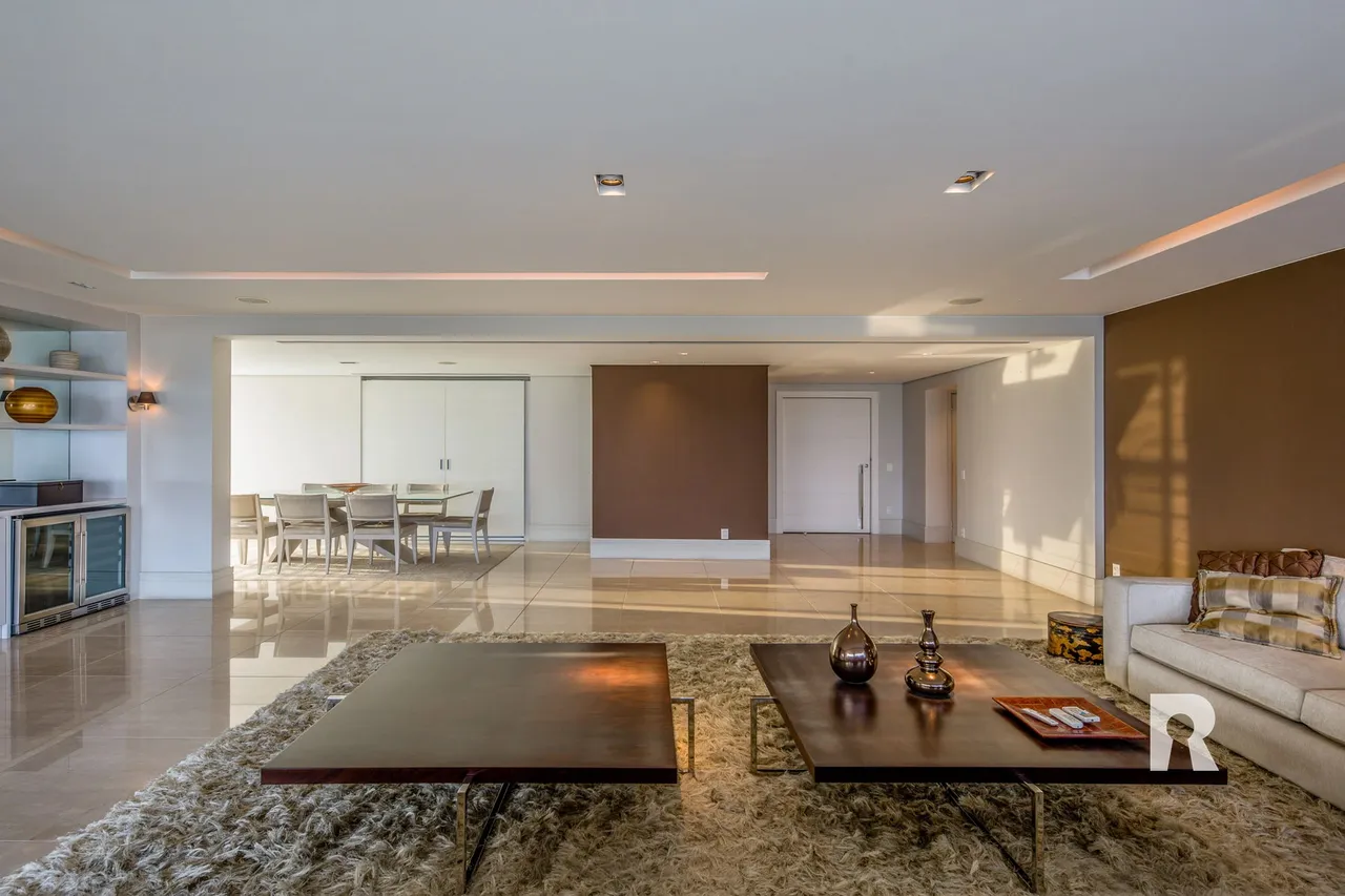 4-bedroom apartment with 5 bathrooms and enclosed balcony — photo 10