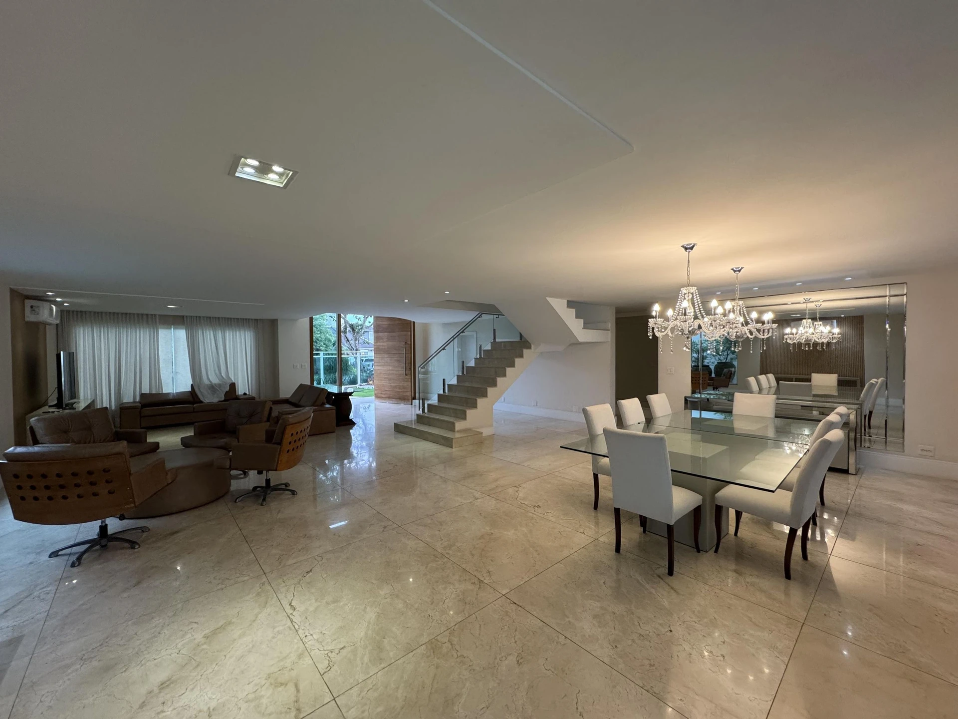 Bathtub in a 5-bedroom house, 1000 m² — photo 16