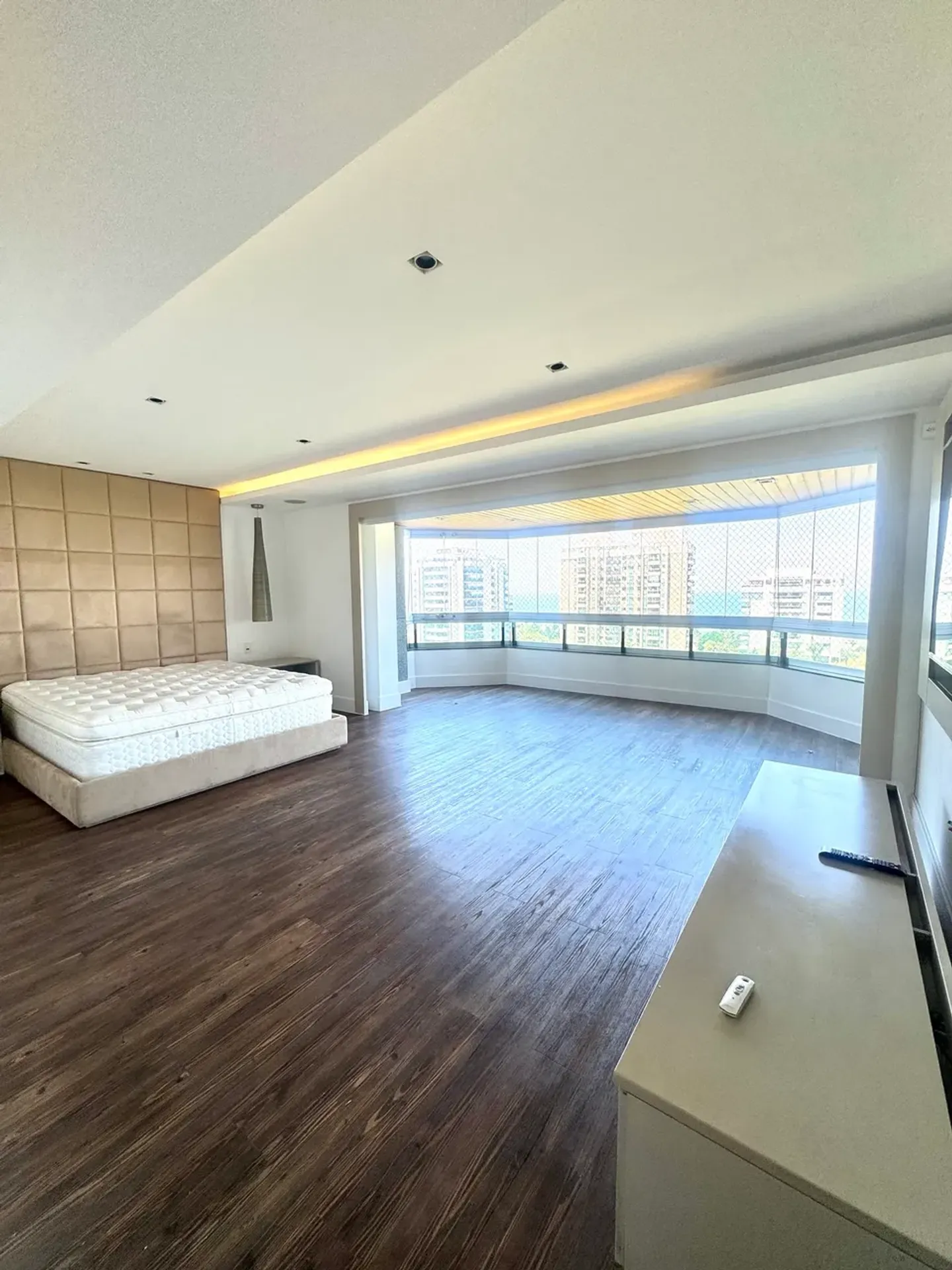 335 m² apartment with a glass-enclosed balcony and a jacuzzi — photo 4