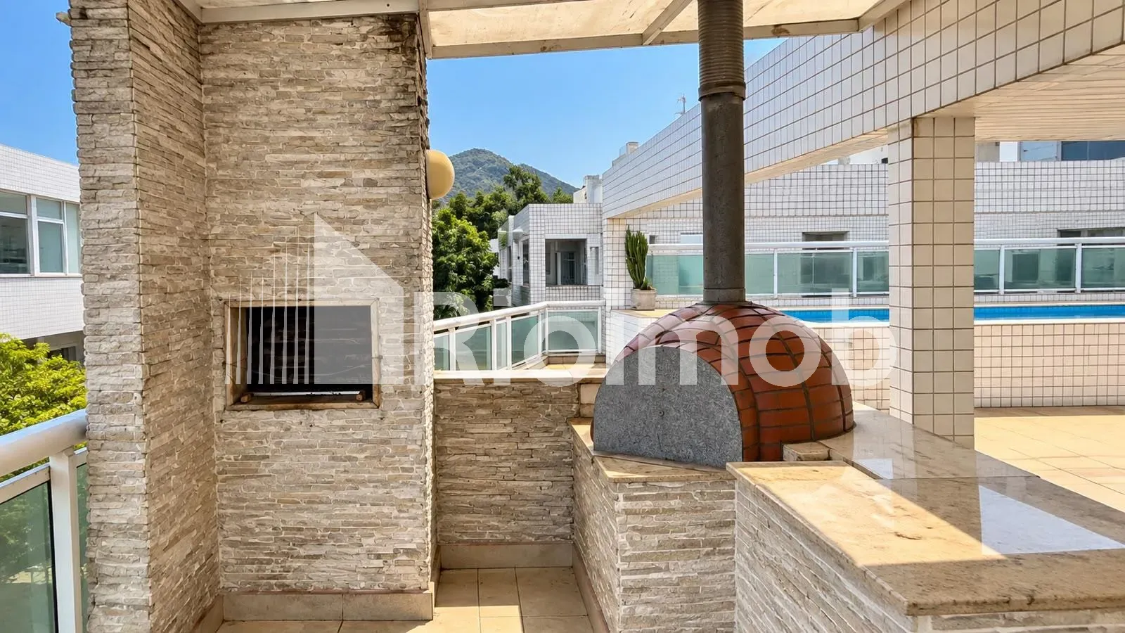 Balcony with a grill in a 3-bedroom apartment, 183 m² — photo 5