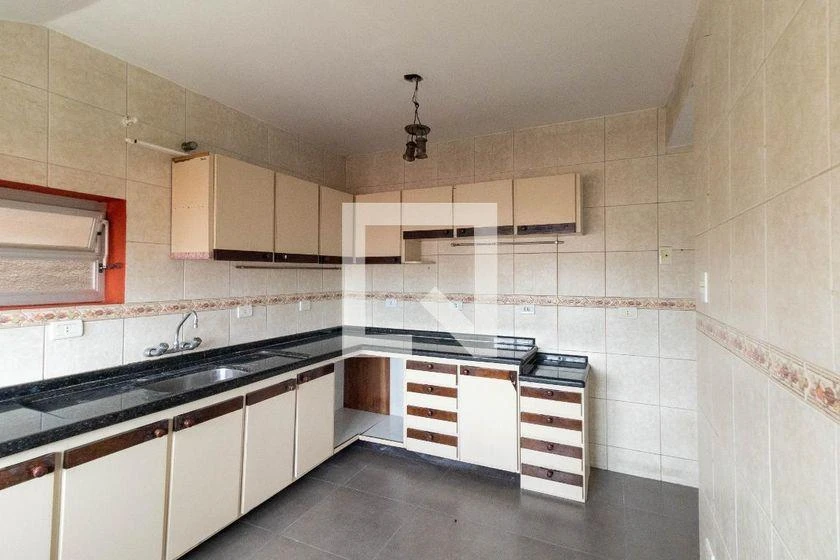 3-bedroom house with wood or laminate floors in Curitiba — photo 25