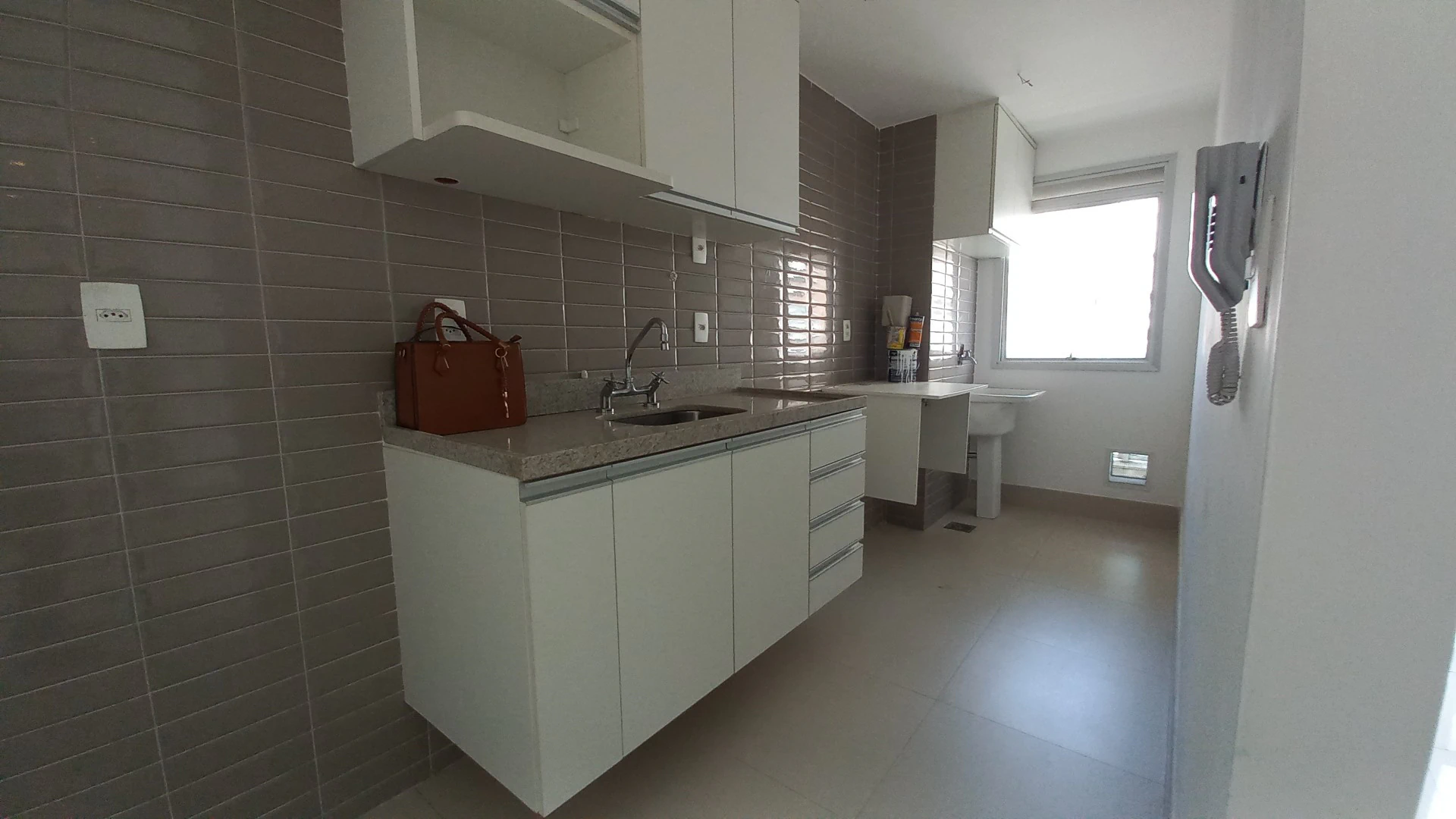1-bedroom apartment with suite, balcony and 2 baths — photo 2
