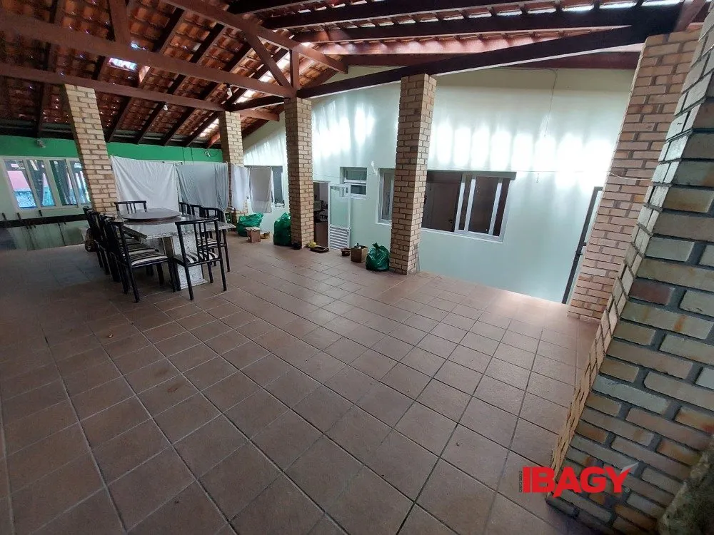 Casa amueblada con 4 dormitorios y 950 m² — photo 45