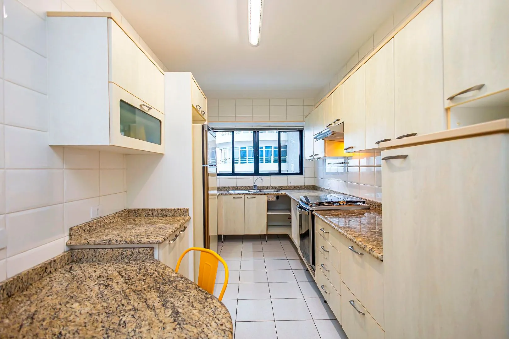 Furnished apartment with open-plan kitchen and 4 bedrooms — photo 33