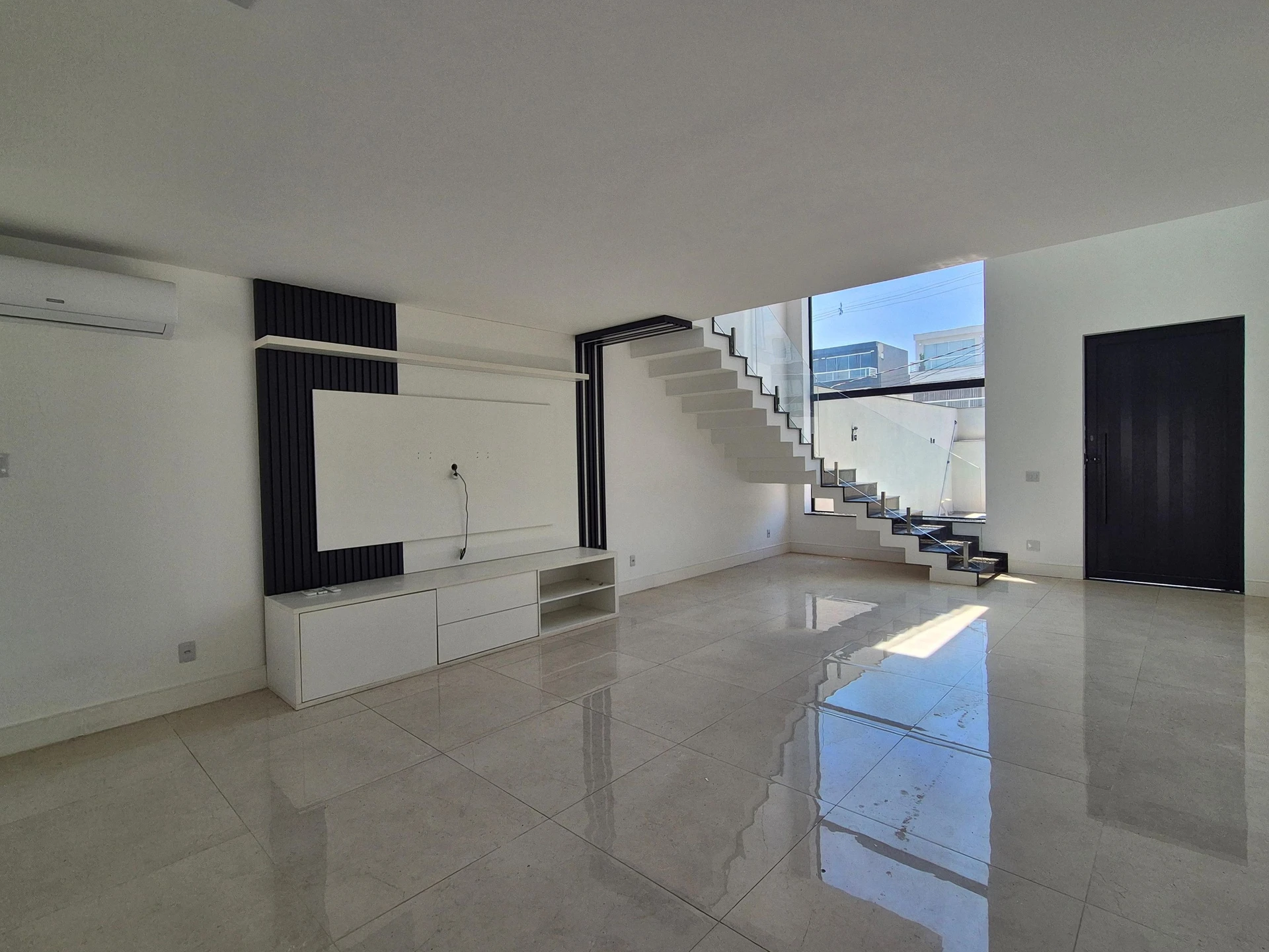 4-bedroom house with a glass-enclosed balcony — photo 4