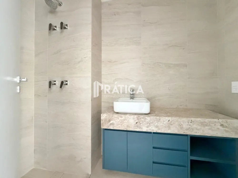 4-bedroom apartment in a building with an indoor pool — photo 36