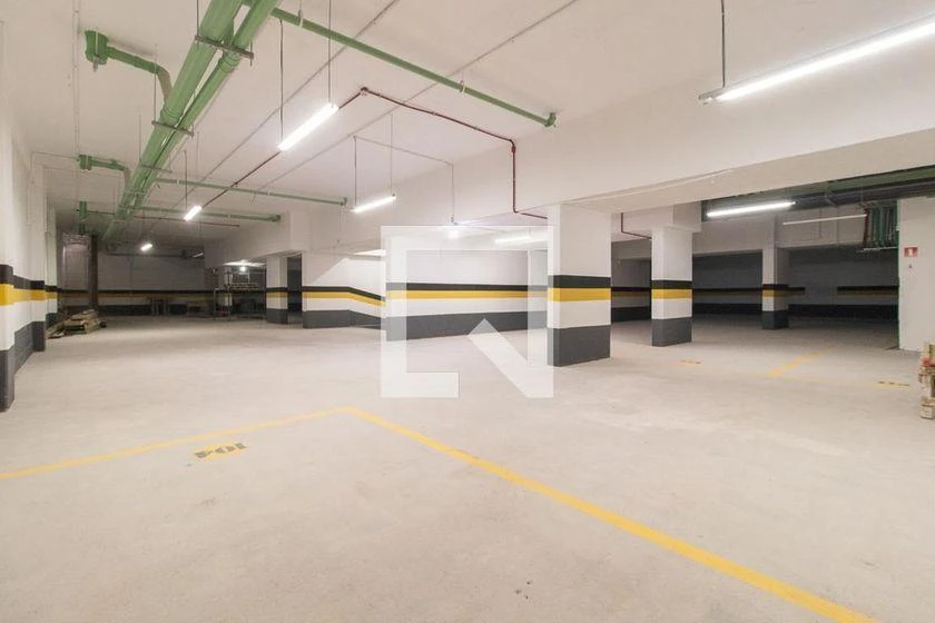 One-bedroom apartment in a building with a gym — photo 6
