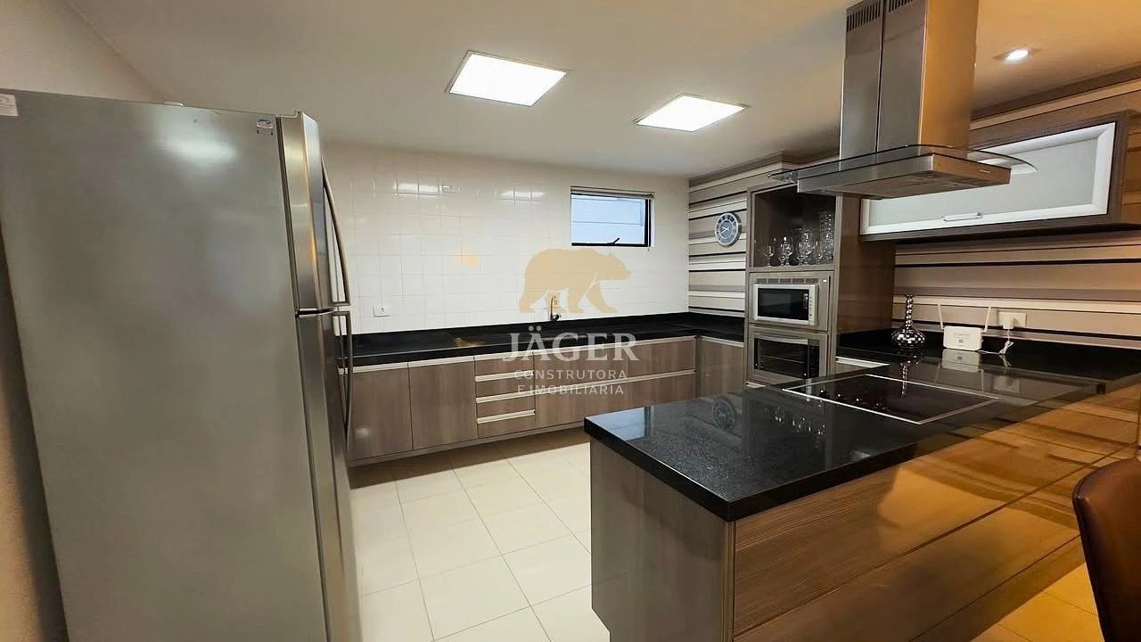 185 m² apartment with a bathtub and a glass-enclosed balcony — photo 25