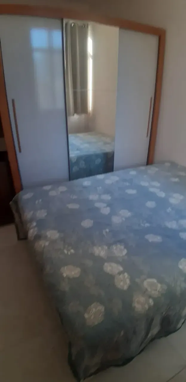 Apartamento com quarto e sala; vista para a cidade e montanhas
