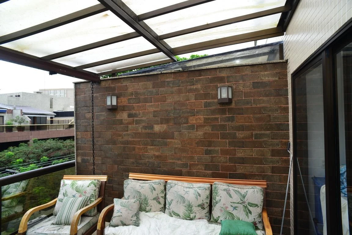 Furnished apartment, 300 m², with a glass-enclosed balcony — photo 8