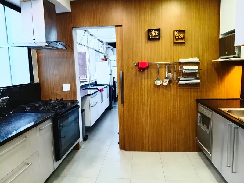Apartment with 4 bedrooms and a enclosed glass balcony — photo 40