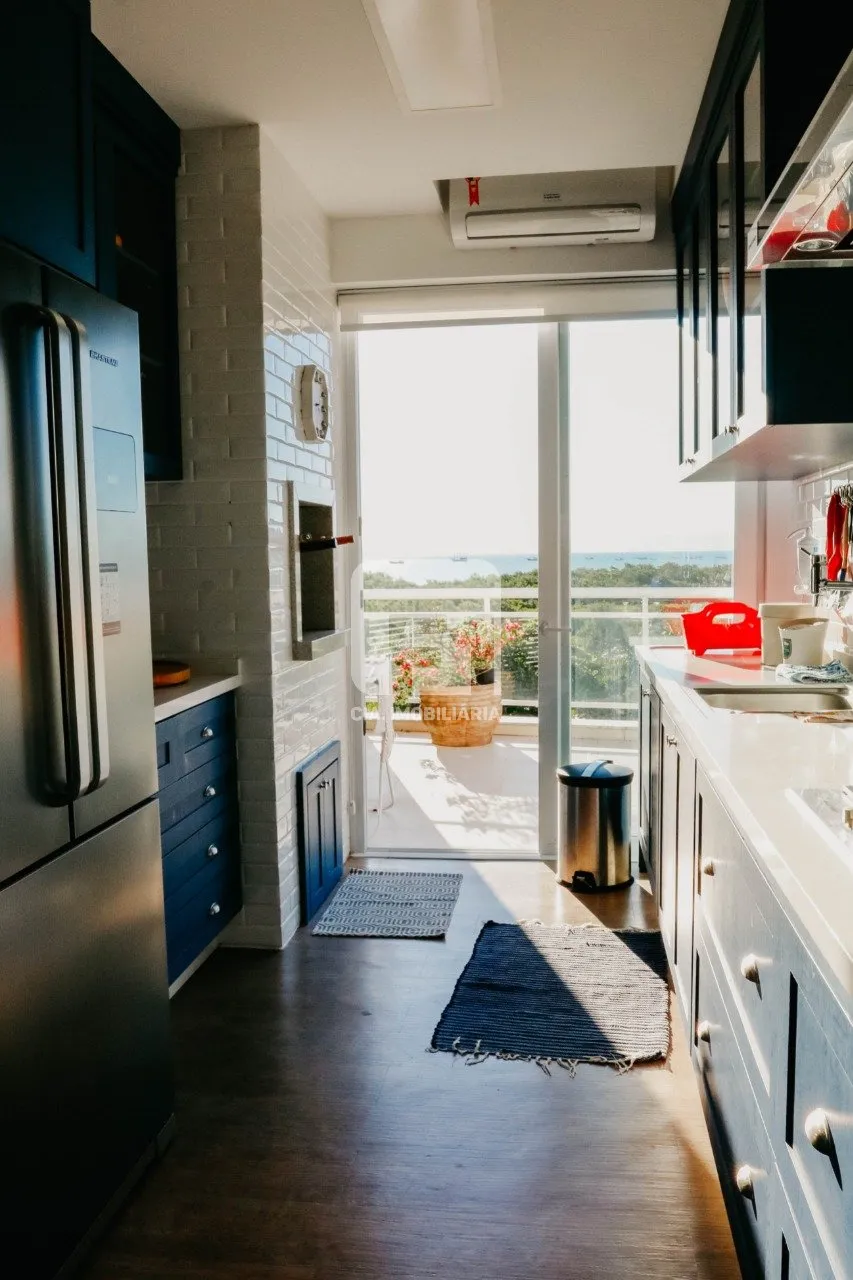 Furnished apartment, 397 m², with a glass-enclosed balcony — photo 4