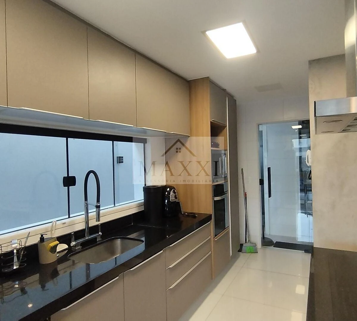 290 m² house with 3 en-suite bedrooms and glass balcony — photo 19