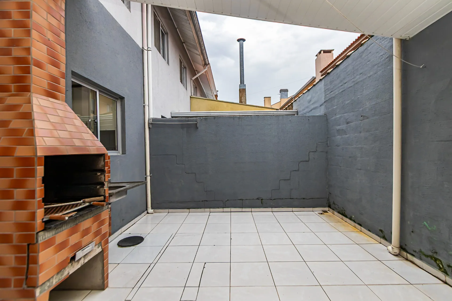 3-bedroom house with a grill on the balcony — photo 15