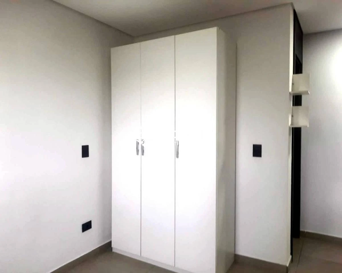 Balcony with a grill in a one-bedroom apartment, 35 m² — photo 20