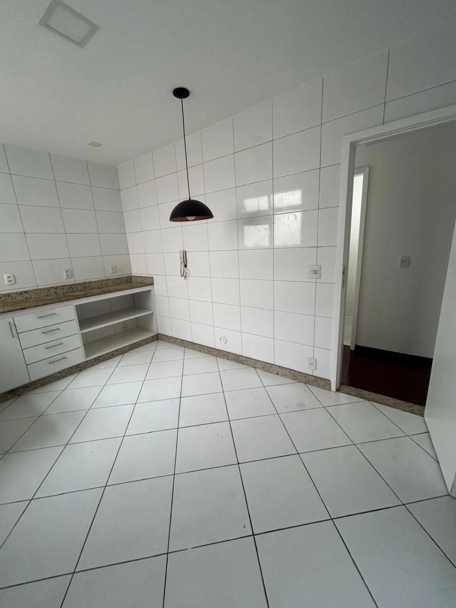4-bedroom apartment with a walk-in closet — photo 41