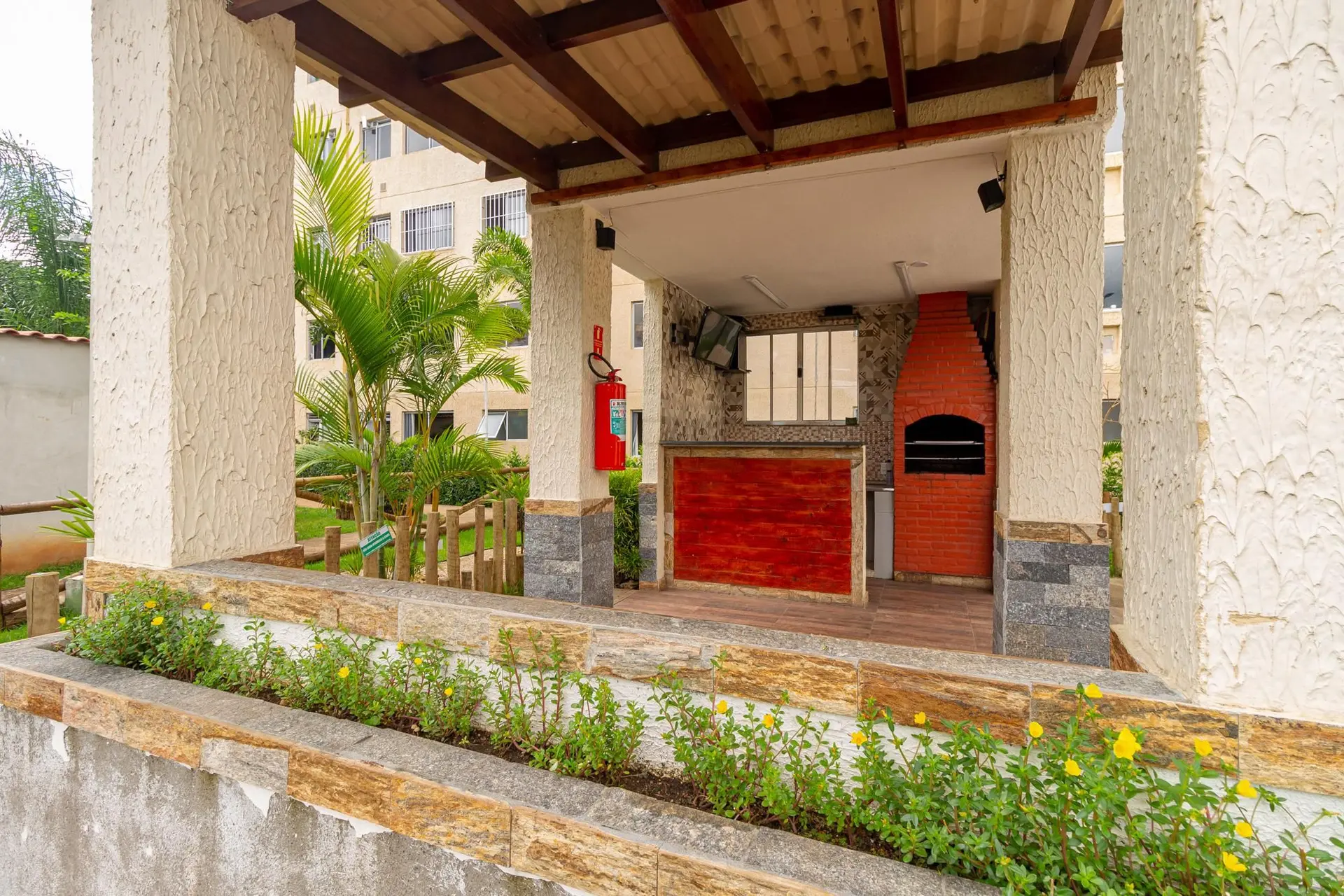 Furnished 2-bedroom apartment with 1 bathroom and parking — photo 43