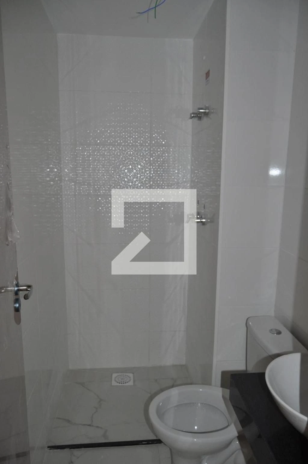 2-bedroom apartment in a building with a pool — photo 38