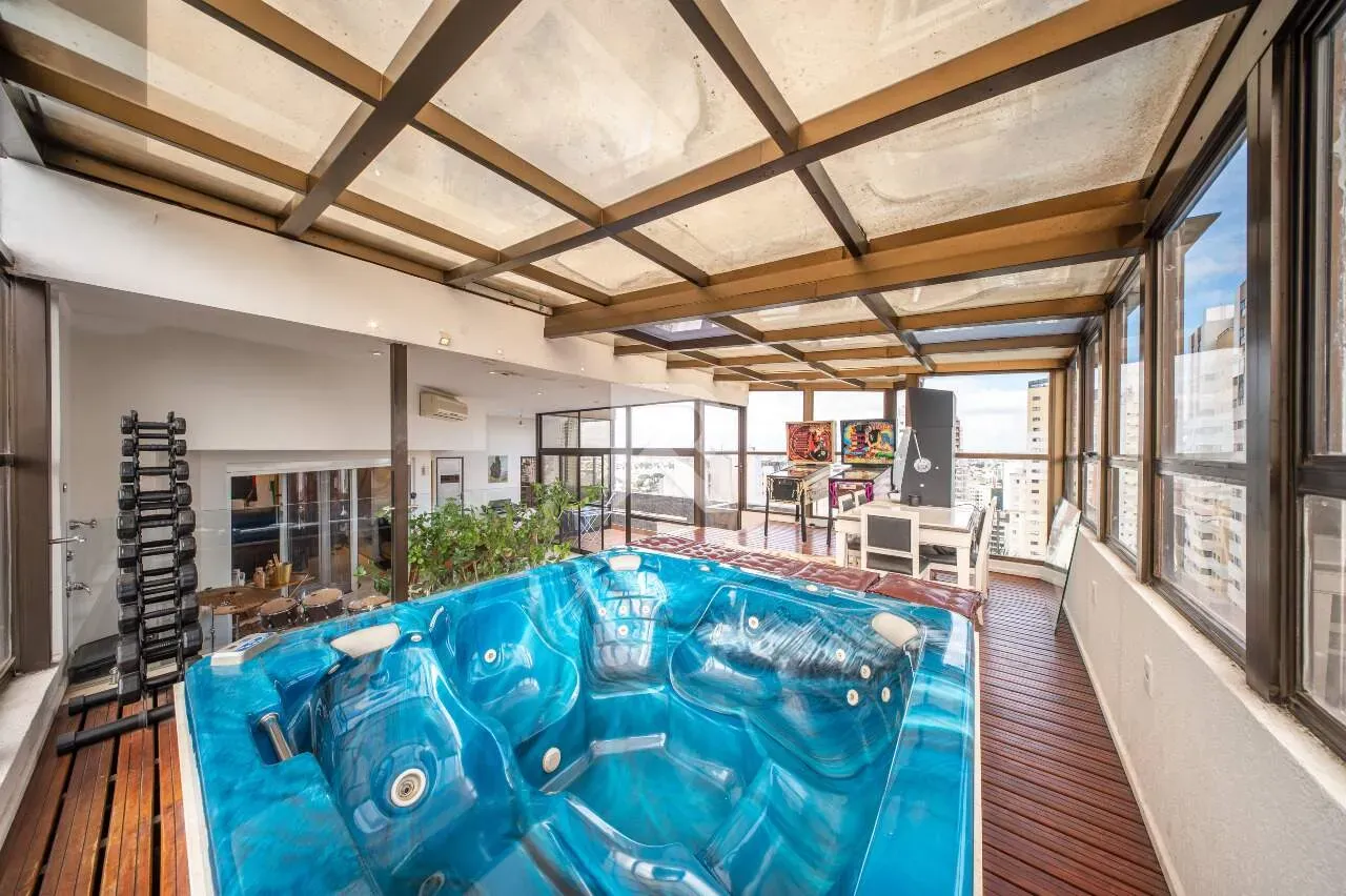 Furnished apartment with 3 bedrooms and 221 m² — photo 12