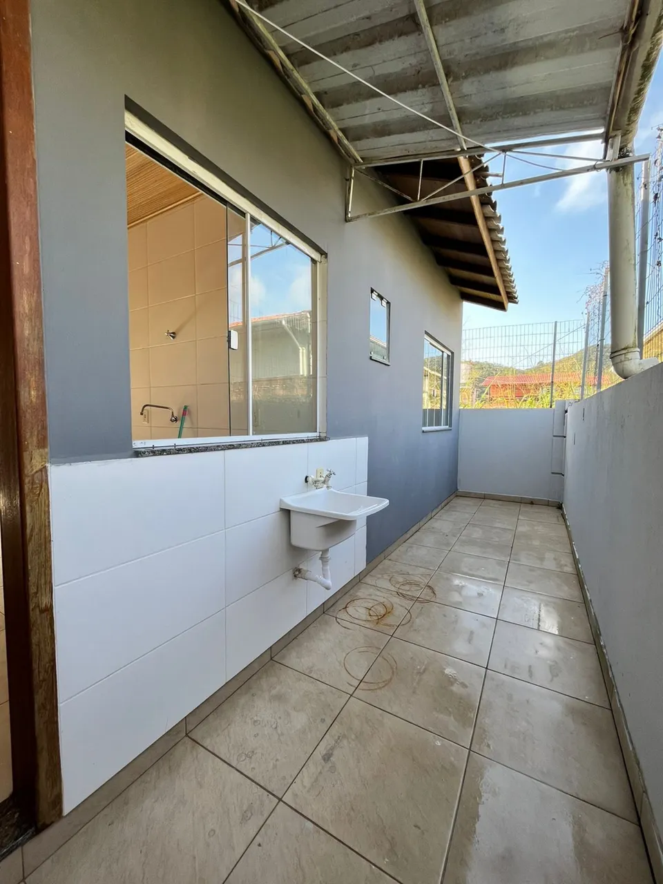 House with 2 bedrooms and an integrated open-plan kitchen — photo 12