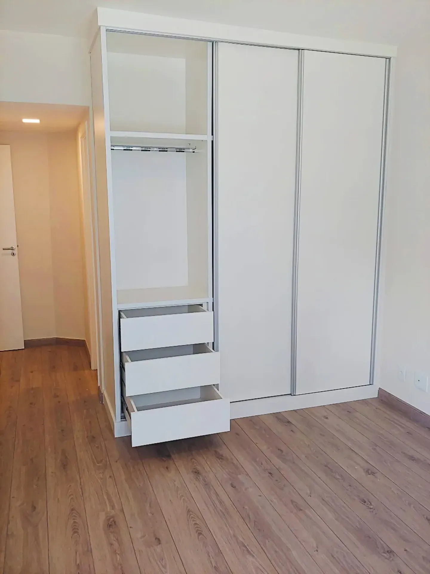 Apartment with 3 bedrooms, balcony and 2 parking spots — photo 47