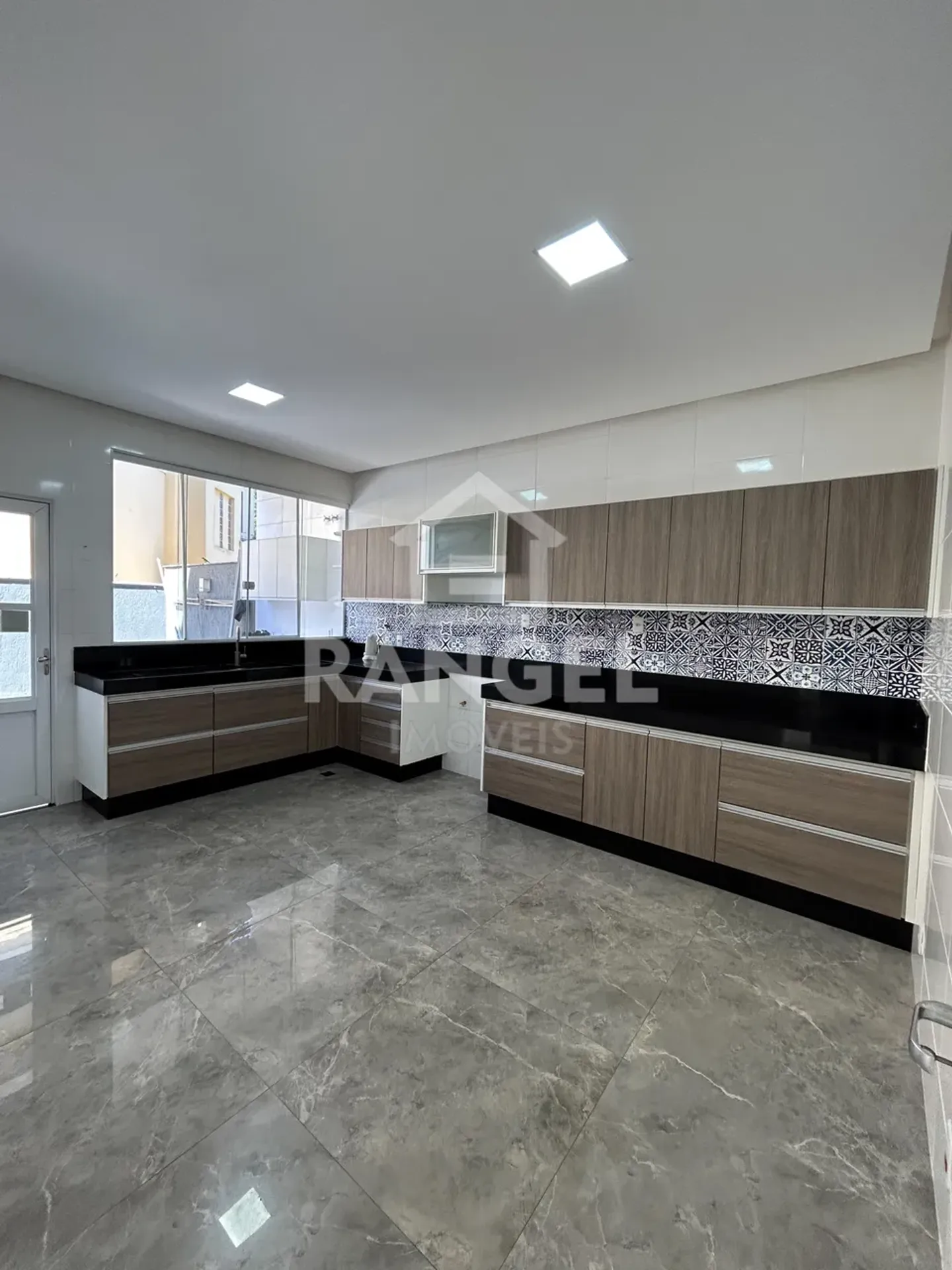 House, 350 m², with a grill on the balcony — photo 17