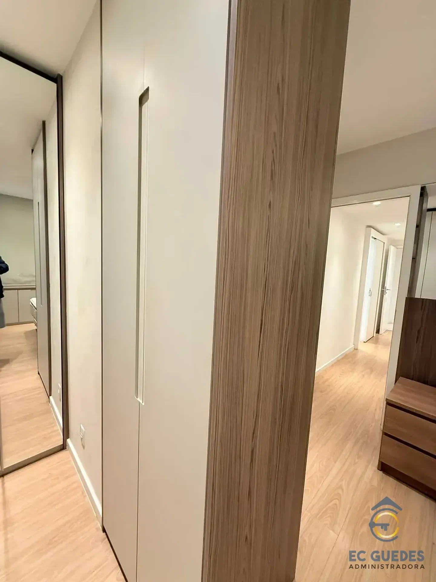 Furnished 3-bedroom apartment with glassed balcony — photo 31