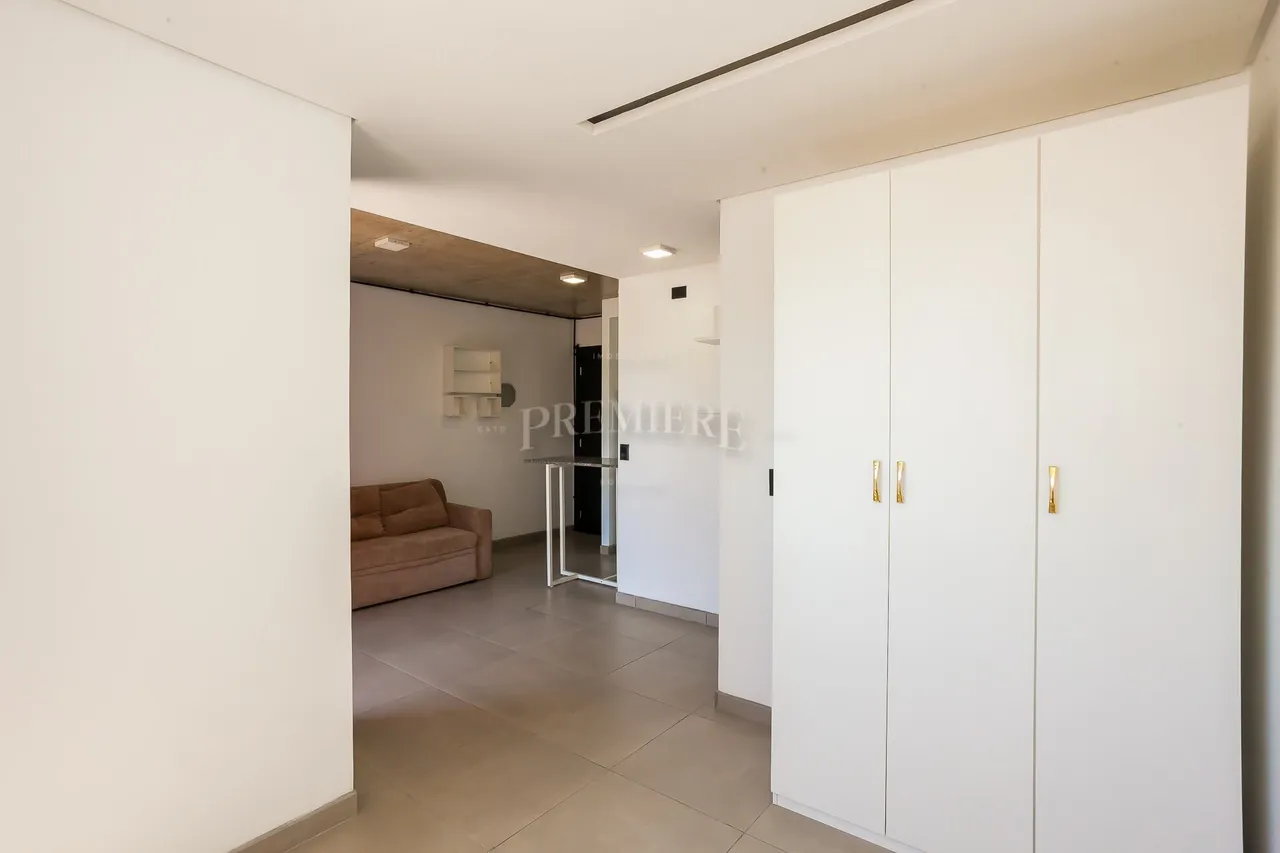 Estudio con cocina abierta y muebles empotrados — photo 10