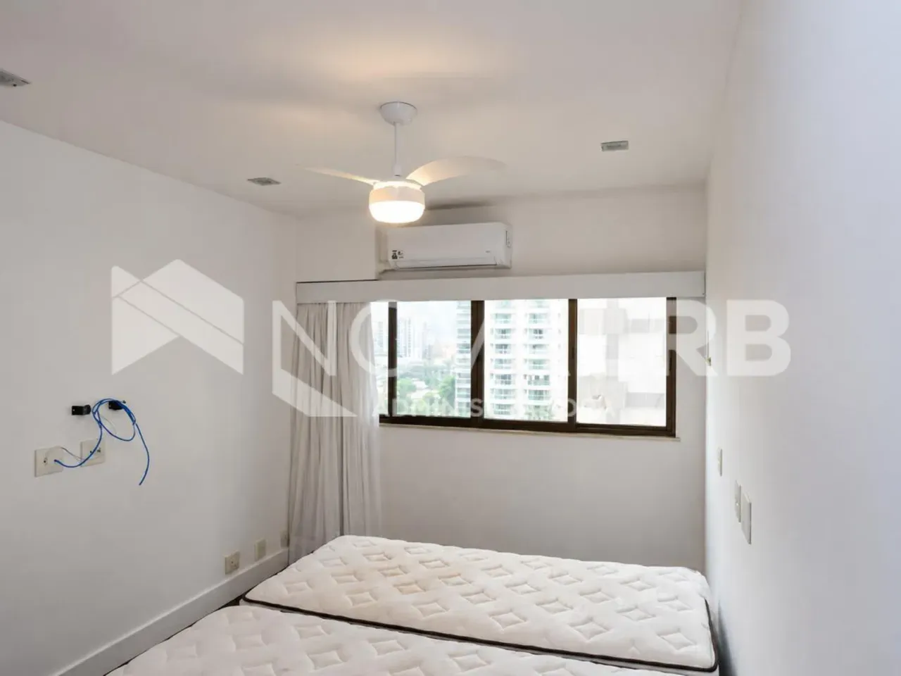4-bedroom apartment with enclosed glass balcony — photo 20