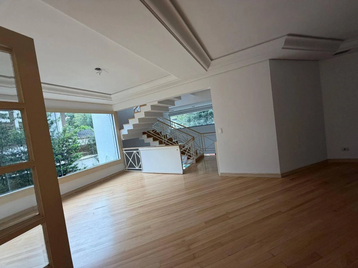 4-bedroom house with a bathtub