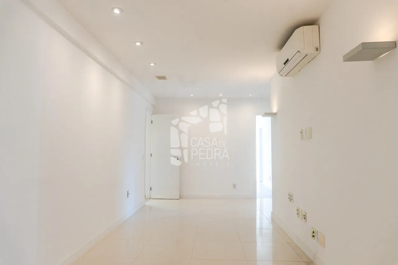 4-bedroom apartment with enclosed glass balcony — photo 14