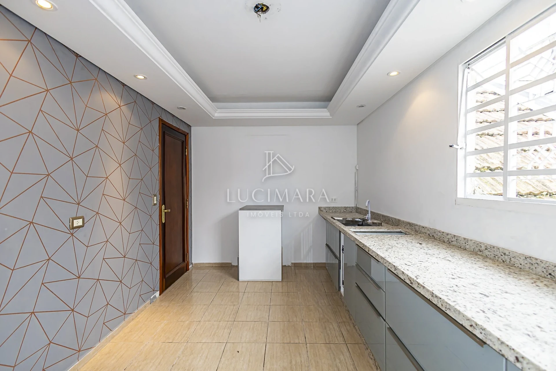 Wood or laminate floors in a 2-bedroom house, 170 m² — photo 11