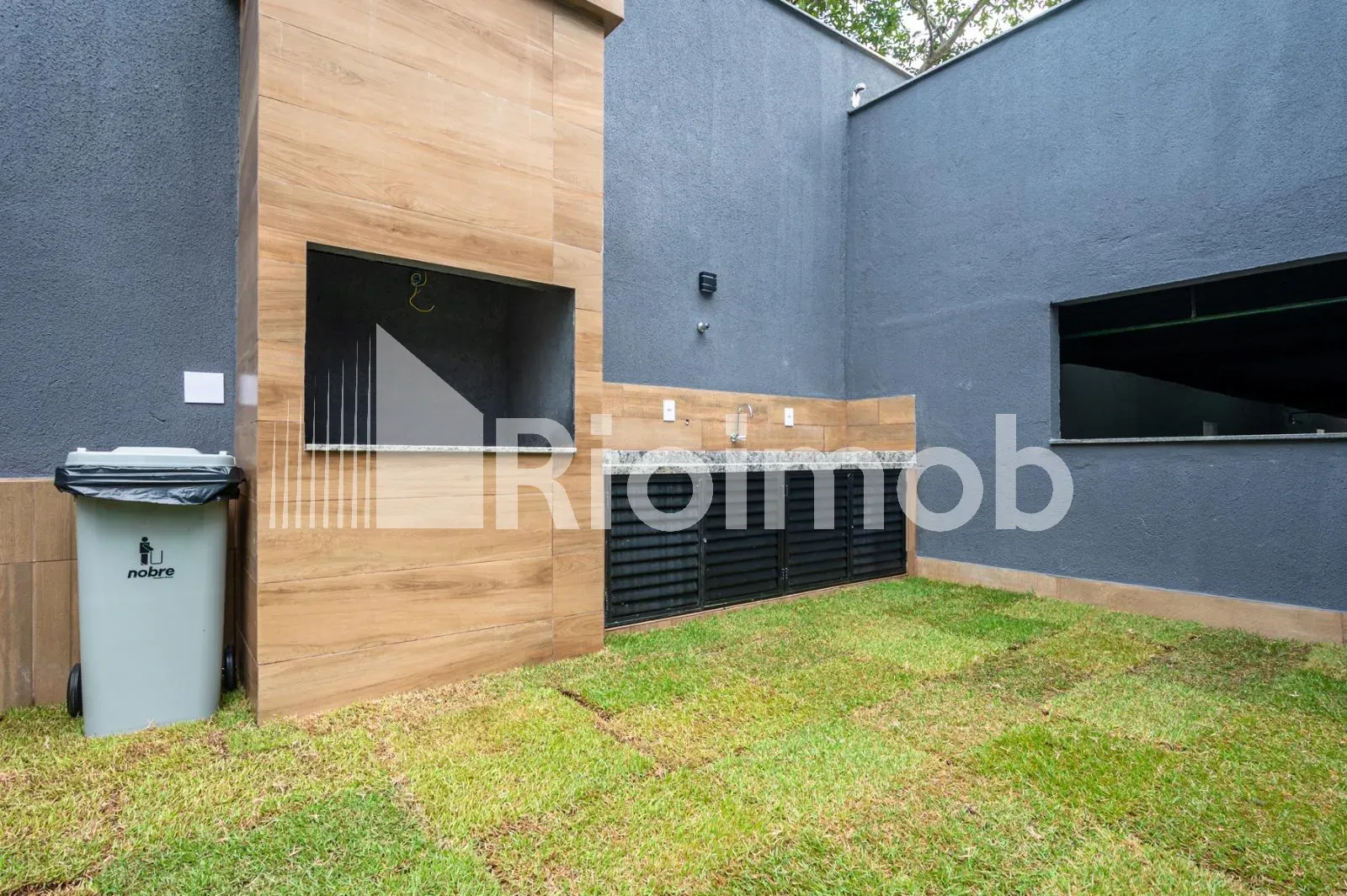 2-bedroom apartment with 1 suite and a balcony — photo 28