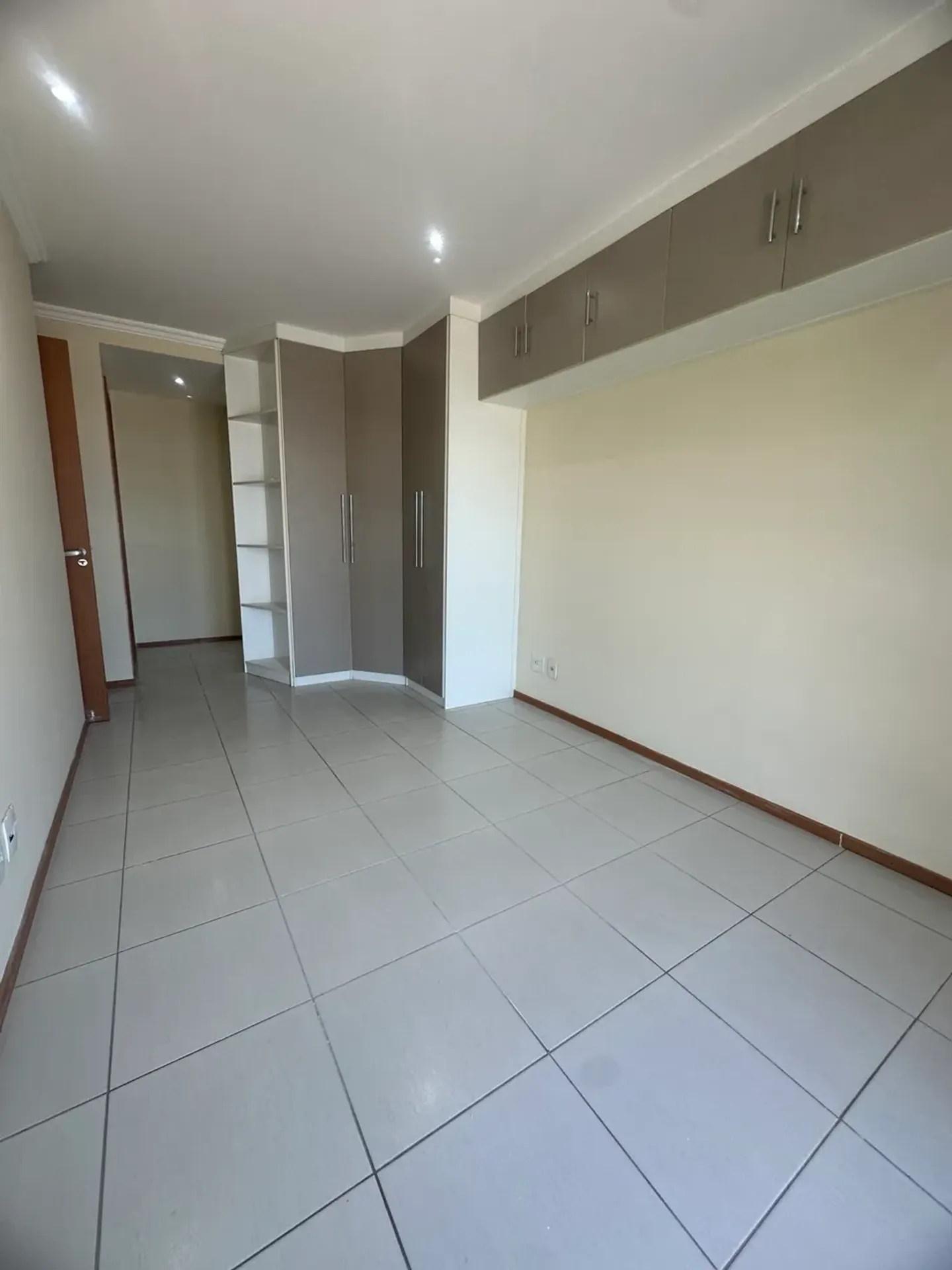 Furnished 3-bedroom apartment with 3 bathrooms — photo 9