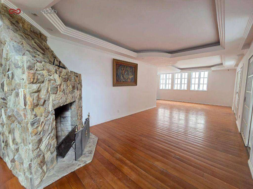 House with 5 bedrooms and shared pool area — photo 5