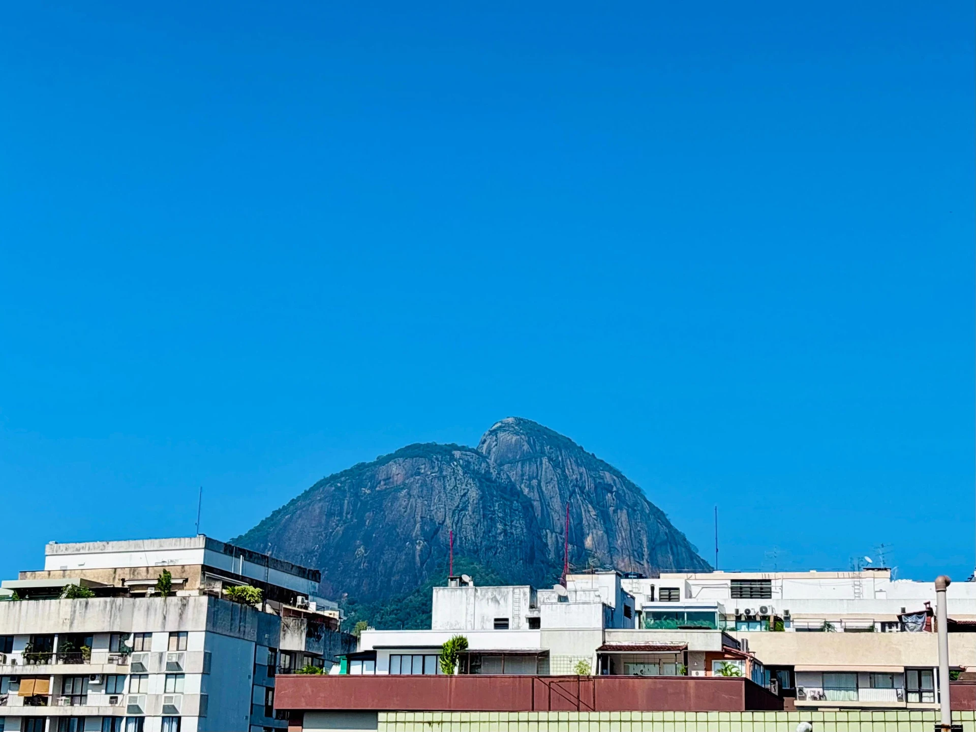 3-bedroom apartment with a mountain view — photo 16